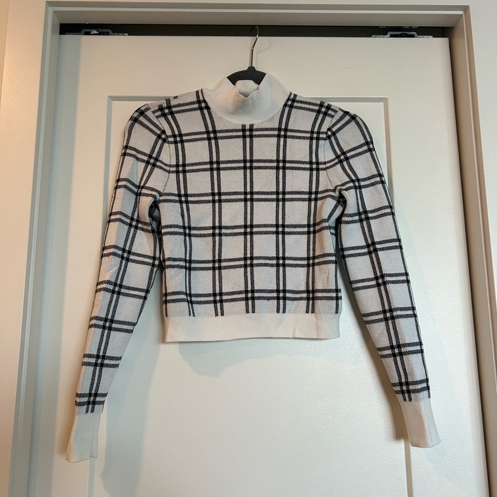 Abercrombie and Fitch White and Black Plaid Sweater